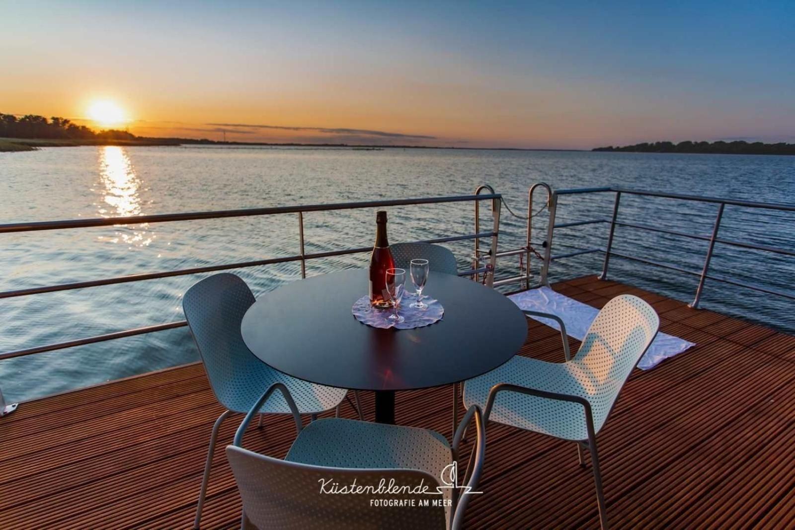 ホテル Hausboot Kranichnest リーブニッツ・ダムガルテン エクステリア 写真